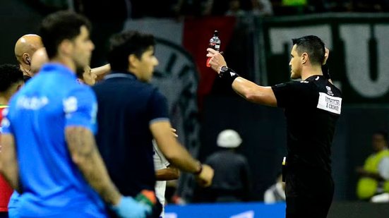 Rafael Rodrigo Klein segura a garrafa jogada em Cássio - Foto: Marcos Ribolli