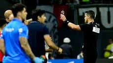 Rafael Rodrigo Klein segura a garrafa jogada em Cássio - Foto: Marcos Ribolli