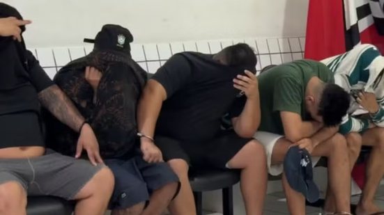 Oito pessoas foram presas em um imóvel de Mongaguá suspeito de funcionar como central de golpes com inteligência artificial. A Polícia Militar apreendeu notebooks, celulares e chips telefônicos. - Imagem; Reprodução / TV Tribuna