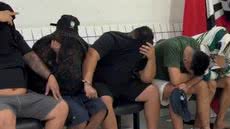 Oito pessoas foram presas em um imóvel de Mongaguá suspeito de funcionar como central de golpes com inteligência artificial. A Polícia Militar apreendeu notebooks, celulares e chips telefônicos. - Imagem; Reprodução / TV Tribuna