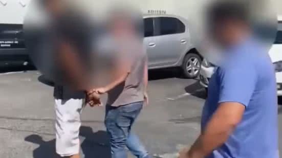 Quatro dos cinco integrantes da quadrilha foram identificados e três já estão presos, enquanto um permanece foragido - Imagem: Reprodução