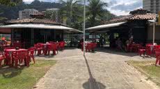 Quiosques instalados na Praia do Itararé, em São Vicente, tiveram as ordens de desocupação suspensas após decisão liminar da Justiça - Imagem: Arquivo Pessoal/ Júlio Cézar