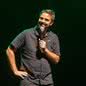 O humorista Fábio Rabin faz um show de stan up cheio de irreverência no domingo a noite - Imagem: Repdorução / Abc do Abc