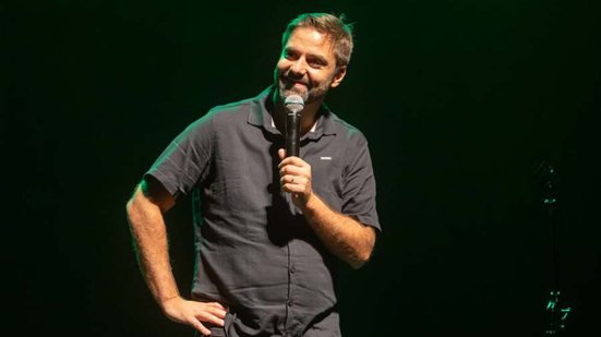 O humorista Fábio Rabin faz um show de stan up cheio de irreverência no domingo a noite - Imagem: Repdorução / Abc do Abc