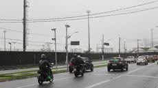 Motoristas devem estar atentos às localizações e tipos de fiscalização dos radares para evitar multas indesejadas - Imagem: Reprodução/ Nathalia Filipe