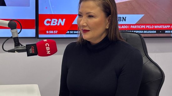 Raquel questiona a relevância do vereador e destaca outros parlamentares que admira durante a entrevista - Foto: Rádio CBN Santos