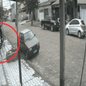 Um pai de 49 anos lutou contra assaltante enquanto dirigia, resultando em um acidente com uma casa e feridos na cena - Imagem: Reprodução/ Redes Sociais