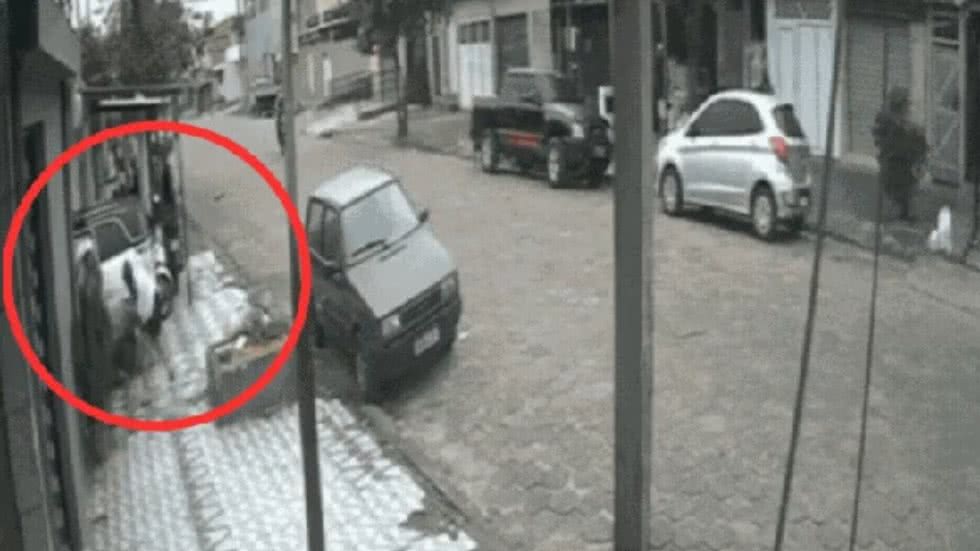 Um pai de 49 anos lutou contra assaltante enquanto dirigia, resultando em um acidente com uma casa e feridos na cena - Imagem: Reprodução/ Redes Sociais
