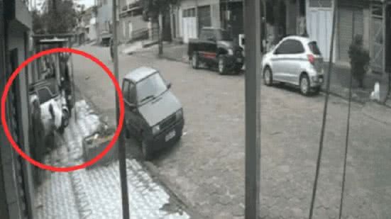 Um pai de 49 anos lutou contra assaltante enquanto dirigia, resultando em um acidente com uma casa e feridos na cena - Imagem: Reprodução/ Redes Sociais