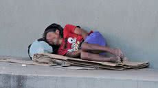 Equipes de abordagem social atuam no encaminhamento e reinserção de pessoas em situação de rua em Santos - Imagem: Nair Bueno/Diário do Litoral