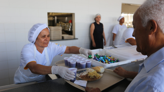 Refeições acessíveis garantem segurança alimentar para moradores do Guarujá em 2025 - Imagem: Reprodução