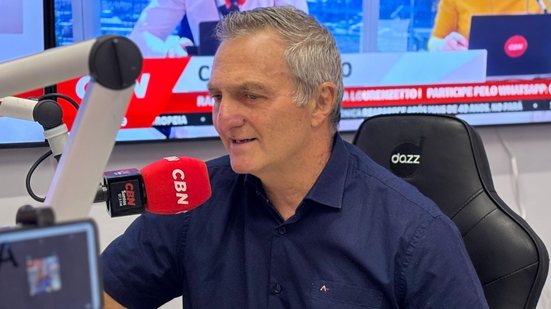 A declaração de Renato insere Eduardo no debate sobre a sucessão presidencial, considerando a inelegibilidade de Jair Bolsonaro - Foto: Rádio CBN Santos