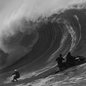 Rennan Chaves, nascido em Santos e criado no Guarujá, recebeu o prêmio de Videographer of the Year no Big Wave Challenge após se destacar com registros de ondas gigantes em Nazaré, Portugal - Imagem: Stefan Mathers