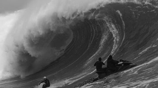 Rennan Chaves, nascido em Santos e criado no Guarujá, recebeu o prêmio de Videographer of the Year no Big Wave Challenge após se destacar com registros de ondas gigantes em Nazaré, Portugal - Imagem: Stefan Mathers