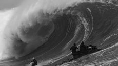 Rennan Chaves, nascido em Santos e criado no Guarujá, recebeu o prêmio de Videographer of the Year no Big Wave Challenge após se destacar com registros de ondas gigantes em Nazaré, Portugal - Imagem: Stefan Mathers