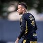 Neymar prioriza regularização de visto, enquanto futuro no Santos permanece em discussão com seu estafe nos próximos dias - Fotos: Raul Baretta/ Santos FC
