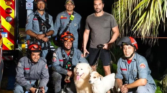 Equipe do Corpo de Bombeiros utilizou técnicas de salvamento em altura para retirar a cadela de uma área de mata fechada no Morro do Tortuga, em Guarujá - Imagem: Reprodução