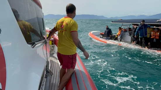 Bombeiros usaram botes de apoio para retirar os passageiros - Imagem: Divulgação | GBMar