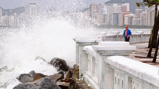 Ressaca deve elevar ondas e provocar alagamentos no litoral paulista com a chegada de frente fria. - Imagem: Vanessa Rodrigues / A Tribuna de Santos