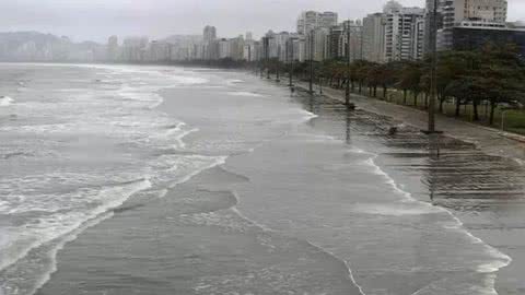 VÍDEO: ressaca faz faixa de areia desaparecer em Santos - Imagem: reprodução Twitter