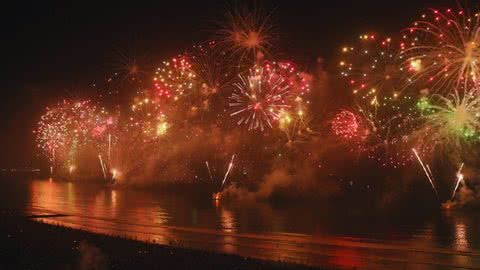 Os fogos de artifício estarão distribuídos em 10 embarcações ao longo da orla - Imagem: Prefeitura de Santos