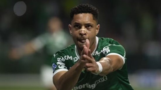 Vitor Roque comemora gol em Palmeiras x Santos - Foto: Anderson Romão/AGIF