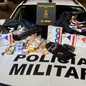 Polícia Militar recuperou R$ 5.365,20, 66 caixas de medicamentos e apreendeu um revólver após a prisão de dois suspeitos de roubar uma farmácia no Centro de Cubatão - Imagem: Polícia Militar