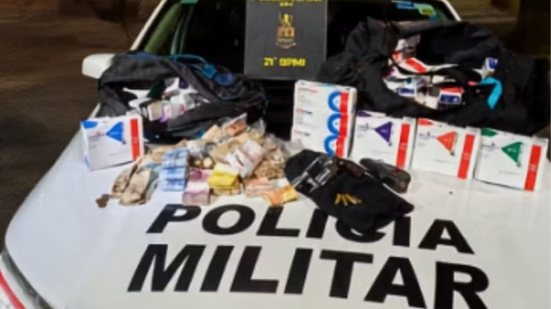 Polícia Militar recuperou R$ 5.365,20, 66 caixas de medicamentos e apreendeu um revólver após a prisão de dois suspeitos de roubar uma farmácia no Centro de Cubatão - Imagem: Polícia Militar