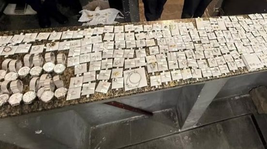 Mercadorias levadas de uma joalheria em shopping de São Vicente foram recuperadas após um homem de 50 anos ser contido por seguranças e preso em flagrante - Imagem: Divulgação/GCM