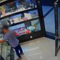 Imagens de segurança registraram a ação dentro da joalheria e a fuga do suspeito após o furto das correntes de ouro em Guarujá - Imagem: Reprodução/Câmera de Segurança