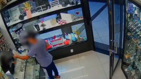 Imagens de segurança registraram a ação dentro da joalheria e a fuga do suspeito após o furto das correntes de ouro em Guarujá - Imagem: Reprodução/Câmera de Segurança