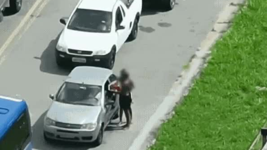 Imagens de drone da Polícia Rodoviária flagraram adolescentes se passando por ambulantes - Imagem: Reprodução