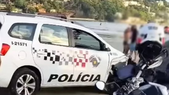 Suspeito foi imobilizado por PM aposentado após tentativa de assalto na Praia da Enseada, em Guarujá - Imagem: Reprodução/Acontece no Guarujá