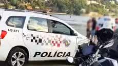 Suspeito foi imobilizado por PM aposentado após tentativa de assalto na Praia da Enseada, em Guarujá - Imagem: Reprodução/Acontece no Guarujá