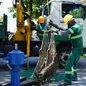 Equipes da Sabesp retiraram 1.966,3 toneladas de lixo e gordura das redes de esgoto da Baixada Santista no primeiro semestre de 2026. Santos concentrou o maior volume, com 574 toneladas - Imagem: Sabesp/Divulgação