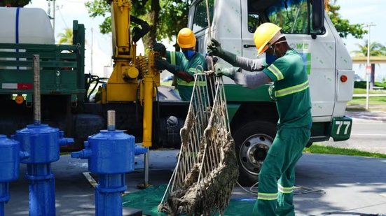 Equipes da Sabesp retiraram 1.966,3 toneladas de lixo e gordura das redes de esgoto da Baixada Santista no primeiro semestre de 2026. Santos concentrou o maior volume, com 574 toneladas - Imagem: Sabesp/Divulgação