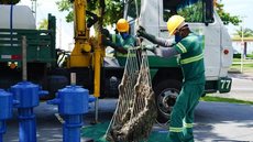 Equipes da Sabesp retiraram 1.966,3 toneladas de lixo e gordura das redes de esgoto da Baixada Santista no primeiro semestre de 2026. Santos concentrou o maior volume, com 574 toneladas - Imagem: Sabesp/Divulgação