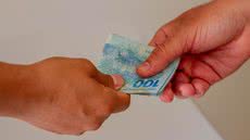 Novo teto será de 2,5% para reajuste do salário mínimo - Imagem: Reprodução / Freepik