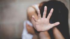 Projeto em discussão na Câmara de Santos propõe restrição à contratação de condenados por crimes sexuais contra menores no serviço público - Imagem: Adobe Stock