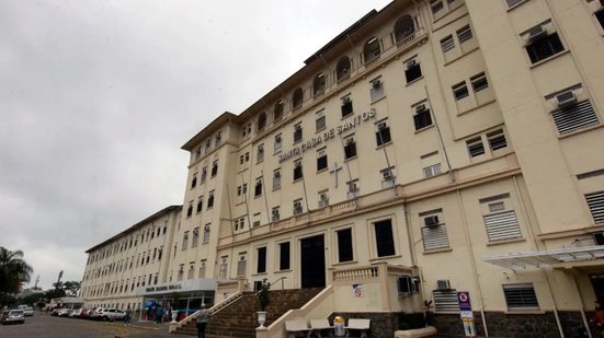 Bebê de quatro meses morreu após permanecer dois dias internada na UTI Pediátrica da Santa Casa de Santos com fratura no crânio, hemorragia e hematomas pelo corpo. O pai da criança é investigado pela Polícia Civil - Imagem: Alexsander Ferraz/A Tribuna Jornal