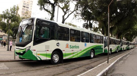 Tarifa de ônibus em Santos segue congelada em R$ 5,25, enquanto subsídio público pode alcançar até 36% do custo da passagem. - Imagem: Francisco Arrais