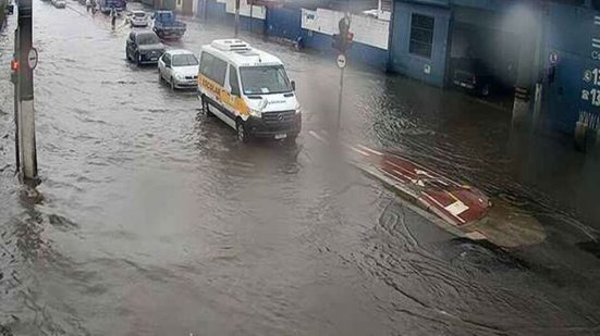 Motoristas enfrentam trânsito lento na Avenida Nossa Senhora de Fátima, em Santos, após forte chuva provocar pontos de alagamento na região - Imagem: Reprodução