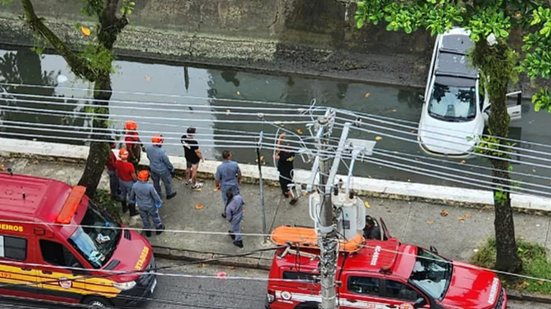 Carro caiu no canal 3, no Gonzaga, após motorista perder o controle ao manobrar em marcha à ré. - Imagem: Santa Portal