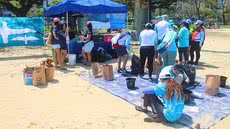 Voluntários se reúnem na Praia do Gonzaga, em Santos, para mutirão de limpeza que busca reduzir o lixo na orla e conscientizar a população sobre a preservação dos oceanos. - Imagem: Instituto SuperEco