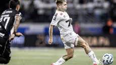 Soteldo, que pediu para ser negociado, acredita que a transferência para o Fluminense é crucial para sua carreira após lesões no Santos - Imagem: Instagram/ @SantosFc/ Raul Baretta