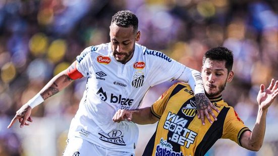 Neymar atuou pelos 90 minutos, mas não conseguiu evitar que o Santos fosse eliminado. - Imagem: Reprodução / Pedro Zacchi - Ag Paulistão