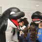 Alunos se empolgam com visita das mascotes do Santos FC - Imagem: reprodução Prefeitura de Santos