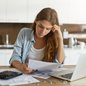 Em julho de 2025, o número de dívidas em atraso de moradores de Santos cresceu (0,26%) em relação a junho de 2025 - Imagem: Freepik