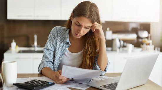 Em julho de 2025, o número de dívidas em atraso de moradores de Santos cresceu (0,26%) em relação a junho de 2025 - Imagem: Freepik