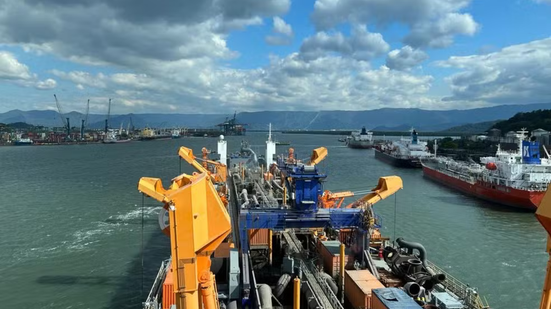 Os trabalhos têm como objetivo manter a profundidade do canal em 15 metros. - Imagem: Reprodução